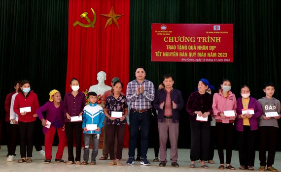 Tập đo&agrave;n Xi măng The Vissai tặng qu&agrave; Tết tại huyện Nho Quan 