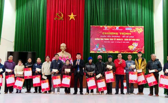 Hội Chữ thập đỏ tỉnh Ninh B&igrave;nh tặng qu&agrave; Tết tại x&atilde; Ninh H&ograve;a, huyện Hoa Lư