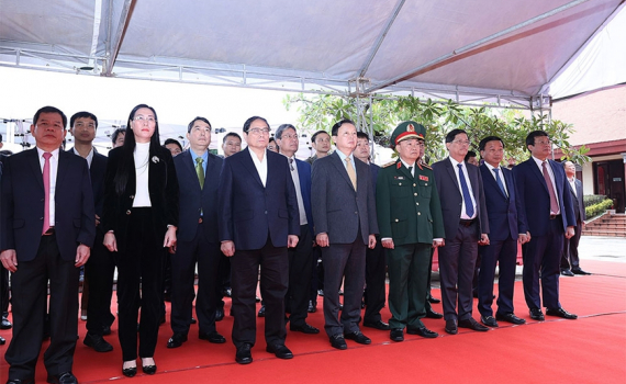 Thủ tướng Ch&iacute;nh phủ Phạm Minh Ch&iacute;nh d&acirc;ng hương tưởng niệm cố Thủ tướng Phạm Văn Đồng