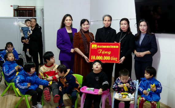 Hội Li&ecirc;n hiệp Phụ nữ tỉnh Ninh B&igrave;nh trao qu&agrave; Tết cho hội vi&ecirc;n phụ nữ ngh&egrave;o