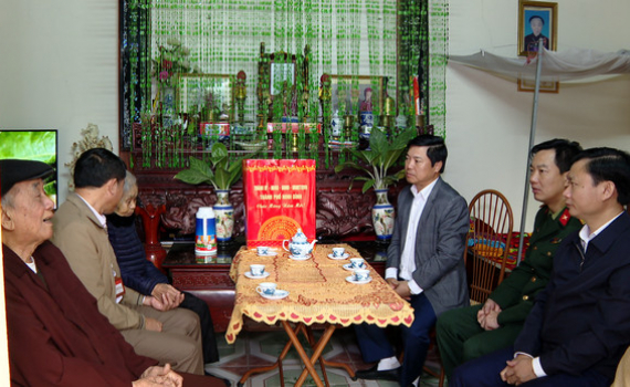 Thăm, tặng qu&agrave; nh&acirc;n dịp Tết nguy&ecirc;n đ&aacute;n Qu&yacute; M&atilde;o năm 2023 tại x&atilde; Ninh Tiến