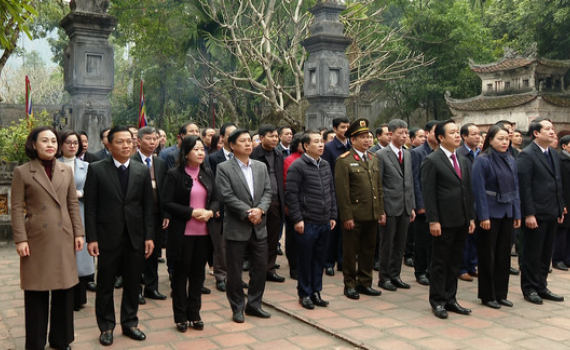 C&aacute;c đồng ch&iacute; l&atilde;nh đạo tỉnh d&acirc;ng hương nh&acirc;n dịp Tết Qu&yacute; M&atilde;o
