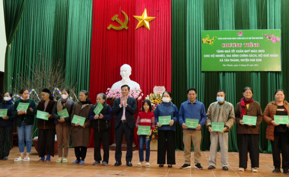 Ng&acirc;n h&agrave;ng CSXH Chi nh&aacute;nh tỉnh Ninh B&igrave;nh trao tặng qu&agrave; Tết cho c&aacute;c đối tượng ch&iacute;nh s&aacute;ch, hộ ngh&egrave;o