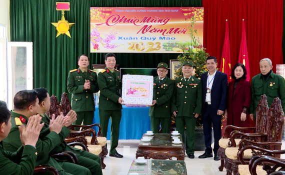 Bộ Tư lệnh Qu&acirc;n khu 3 thăm, tặng qu&agrave; Trung t&acirc;m Điều dưỡng Thương binh Nho Quan