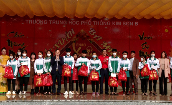Chương tr&igrave;nh "Tết nh&acirc;n &aacute;i, Xu&acirc;n 3 miền" tại Trường THPT Kim Sơn B