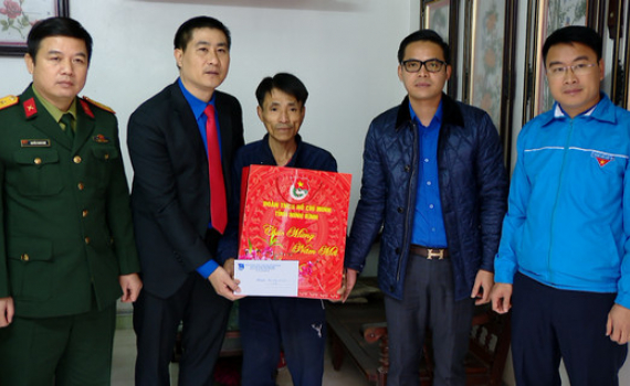 Tỉnh đo&agrave;n Ninh B&igrave;nh tặng qu&agrave; Tết gia đ&igrave;nh qu&acirc;n nh&acirc;n c&oacute; ho&agrave;n cảnh kh&oacute; khăn