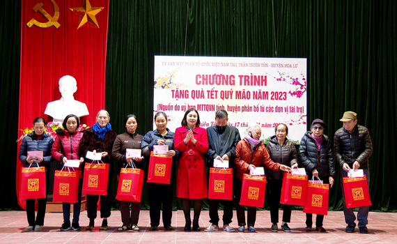  Ủy ban MTTQ Việt Nam huyện Hoa Lư tặng qu&agrave; tết cho c&aacute;c gia đ&igrave;nh c&oacute; ho&agrave;n cảnh kh&oacute; khăn
