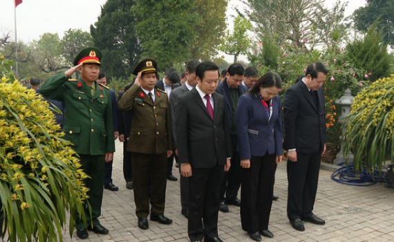 C&aacute;c đồng ch&iacute; l&atilde;nh đạo tỉnh viếng mộ cố Chủ tịch nước Trần Đại Quang