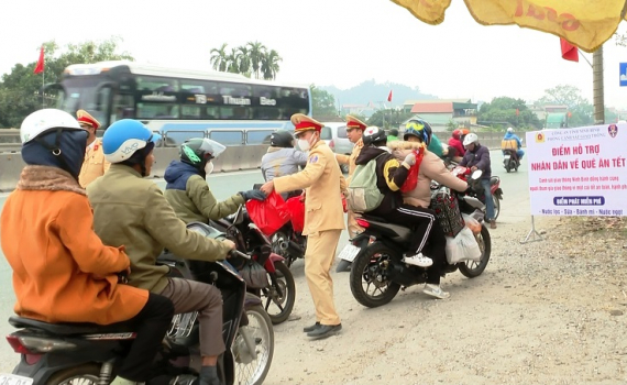Cảnh s&aacute;t giao th&ocirc;ng Ninh B&igrave;nh hỗ trợ người d&acirc;n về qu&ecirc; an to&agrave;n