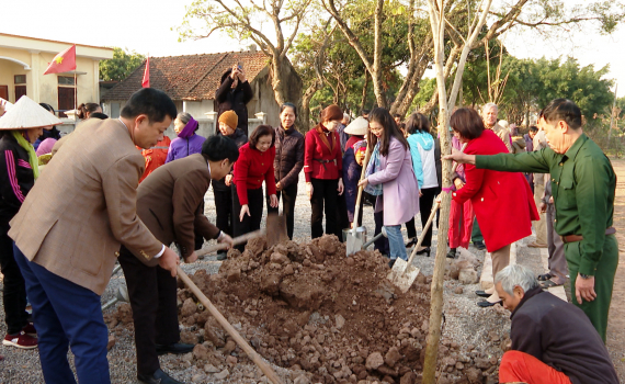 Phụ nữ huyện Hoa Lư ra qu&acirc;n hưởng ứng Tết trồng c&acirc;y Xu&acirc;n Qu&yacute; M&atilde;o