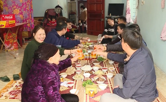 B&ecirc;n gia đ&igrave;nh l&agrave; m&ugrave;a xu&acirc;n 