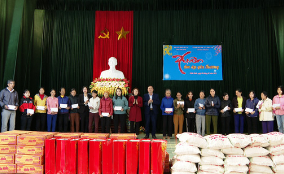 Chương tr&igrave;nh &ldquo;Xu&acirc;n ấm &aacute;p y&ecirc;u thương&rdquo; tại x&atilde; Kh&aacute;nh Ti&ecirc;n, huyện Y&ecirc;n Kh&aacute;nh