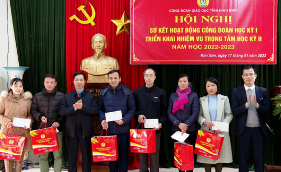 Trao qu&agrave; tết cho gi&aacute;o vi&ecirc;n gặp kh&oacute; khăn tr&ecirc;n địa b&agrave;n huyện Kim Sơn