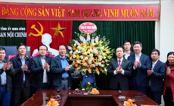 Đồng ch&iacute; Chủ tịch UBND tỉnh ch&uacute;c mừng Ban Nội ch&iacute;nh Tỉnh ủy nh&acirc;n ng&agrave;y truyền thống