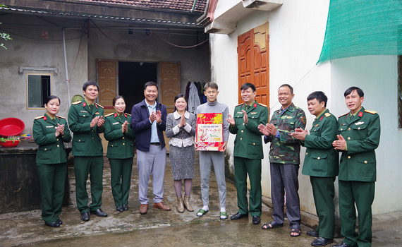 Bộ Chỉ huy Qu&acirc;n sự tỉnh thăm, tặng qu&agrave; thanh ni&ecirc;n c&oacute; ho&agrave;n cảnh kh&oacute; khăn trước khi nhập ngũ tại huyện Y&ecirc;n M&ocirc;