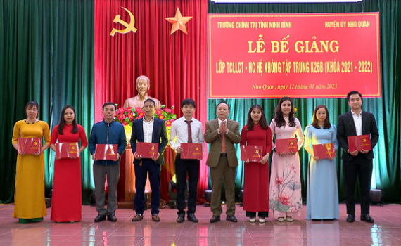 Nho Quan bế giảng lớp Trung Cấp L&yacute; luận Ch&iacute;nh trị - H&agrave;nh ch&iacute;nh