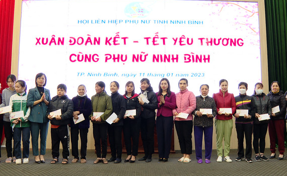  Hội Li&ecirc;n hiệp Phụ nữ tỉnh trao qu&agrave; Tết cho hội vi&ecirc;n phụ nữ c&oacute; ho&agrave;n cảnh kh&oacute; khăn tr&ecirc;n địa b&agrave;n TP. Ninh B&igrave;nh