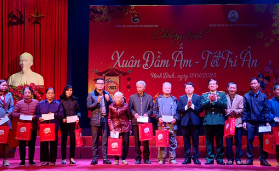 Tặng qu&agrave; tết, tri &acirc;n người c&oacute; c&ocirc;ng với c&aacute;ch mạng