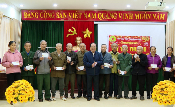 Tặng qu&agrave; Tết cho Cựu thanh ni&ecirc;n xung phong c&oacute; ho&agrave;n cảnh kh&oacute; khăn