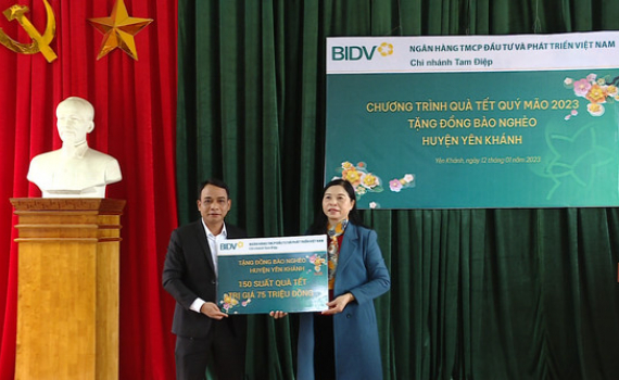 Trao tiền hỗ trợ Tết cho hộ ngh&egrave;o tại huyện Y&ecirc;n Kh&aacute;nh
