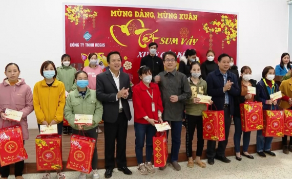 Đồng ch&iacute; Chủ tịch UBND tỉnh tặng qu&agrave; cho c&ocirc;ng nh&acirc;n lao động nh&acirc;n dịp Tết Nguy&ecirc;n đ&aacute;n