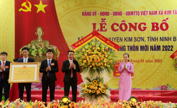 Kim T&acirc;n đ&oacute;n Bằng c&ocirc;ng nhận x&atilde; đạt chuẩn N&ocirc;ng th&ocirc;n mới