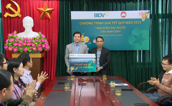 Tặng qu&agrave; Tết cho hộ ngh&egrave;o tr&ecirc;n địa b&agrave;n tỉnh Ninh B&igrave;nh