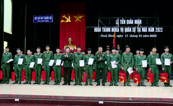 Bộ Chỉ huy Qu&acirc;n sự tỉnh tiễn qu&acirc;n nh&acirc;n xuất ngũ trở về địa phương