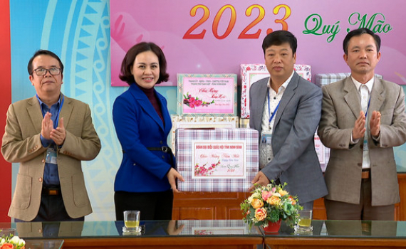 Đo&agrave;n Đại biểu Quốc hội tỉnh thăm, tặng qu&agrave; nh&acirc;n dịp Tết Nguy&ecirc;n đ&aacute;n Qu&yacute; M&atilde;o 2023
