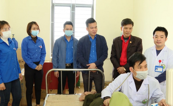 Kh&aacute;m bệnh, cấp ph&aacute;t thuốc miễn ph&iacute; cho đối tượng ch&iacute;nh s&aacute;ch tại x&atilde; Văn Phong