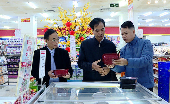 Sở C&ocirc;ng Thương tăng cường kiểm tra h&agrave;ng h&oacute;a dịp cuối năm