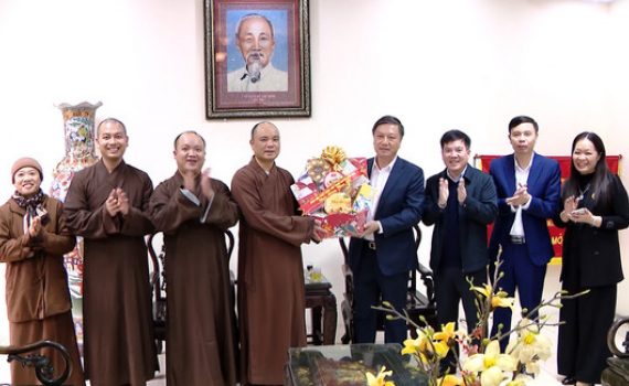 Đồng ch&iacute; Đinh Việt Dũng ch&uacute;c tết c&aacute;c tổ chức t&ocirc;n gi&aacute;o tr&ecirc;n địa b&agrave;n huyện Kim Sơn