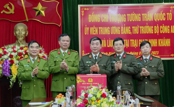 L&atilde;nh đạo Bộ C&ocirc;ng an thăm v&agrave; l&agrave;m việc với Trại giam Ninh Kh&aacute;nh