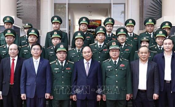 Chủ tịch nước Nguyễn Xu&acirc;n Ph&uacute;c kiểm tra c&ocirc;ng t&aacute;c ứng trực dịp Tết Nguy&ecirc;n đ&aacute;n của Bộ đội Bi&ecirc;n ph&ograve;ng tỉnh Đắk Lắk