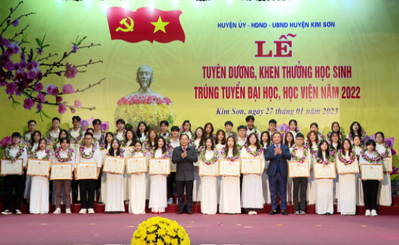 Kim Sơn tuy&ecirc;n dương, khen thưởng học sinh đạt th&agrave;nh t&iacute;ch cao trong học tập