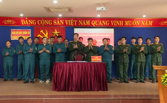 Ban Chỉ huy Qu&acirc;n sự th&agrave;nh phố Ninh B&igrave;nh, th&agrave;nh phố Tam Điệp v&agrave; huyện Nho Quan tổ chức Lễ ph&aacute;t động phong tr&agrave;o thi đua Quyết thắng năm 2023