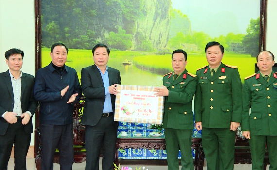 C&aacute;c đồng ch&iacute; l&atilde;nh đạo tỉnh thăm, tặng qu&agrave; nh&acirc;n dịp Tết Nguy&ecirc;n đ&aacute;n Qu&yacute; M&atilde;o 2023