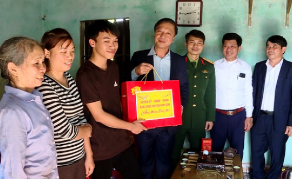 Huyện Kim Sơn thăm, tặng qu&agrave; gia đ&igrave;nh t&acirc;n binh c&oacute; ho&agrave;n cảnh kh&oacute; khăn