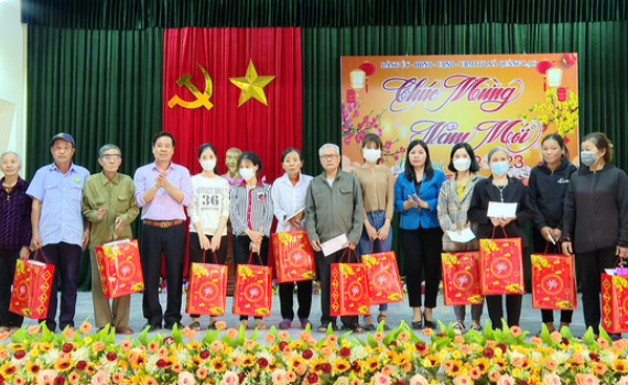 Li&ecirc;n đo&agrave;n Lao động tỉnh tặng qu&agrave; Tết tại x&atilde; Quảng Lạc