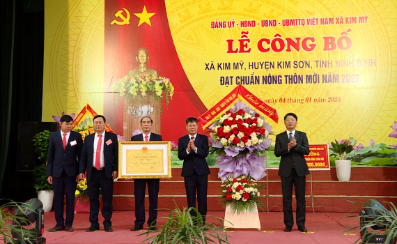 Kim Mỹ đ&oacute;n bằng c&ocirc;ng nhận x&atilde; đạt chuẩn n&ocirc;ng th&ocirc;n mới