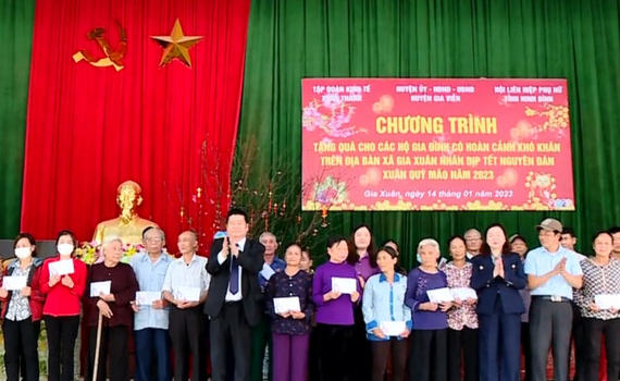 Tặng qu&agrave; cho c&aacute;c hộ ngh&egrave;o, cận ngh&egrave;o, c&oacute; ho&agrave;n cảnh kh&oacute; khăn, gia đ&igrave;nh người c&oacute; c&ocirc;ng tại huyện Gia Viễn
