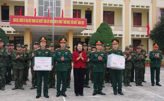 C&aacute;c đồng ch&iacute; l&atilde;nh đạo tỉnh Ninh B&igrave;nh thăm, động vi&ecirc;n c&aacute;c đơn vị trực Tết