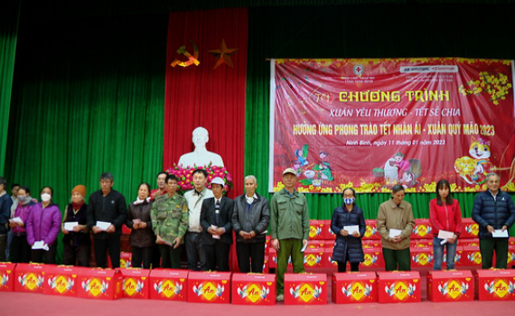 Chương tr&igrave;nh &ldquo;Xu&acirc;n Y&ecirc;u thương, Tết sẻ chia&rdquo; trao qu&agrave; Tết cho trẻ em mồ c&ocirc;i v&agrave; người khiếm thị tại huyện Gia Viễn
