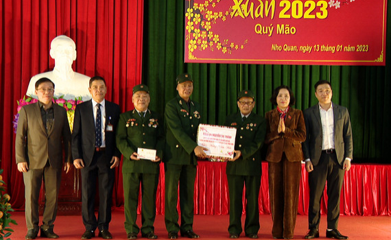 Đồng ch&iacute; Nguyễn Thị Thanh ch&uacute;c tết Người c&oacute; c&ocirc;ng, c&ocirc;ng nh&acirc;n lao động, người ngh&egrave;o tr&ecirc;n địa b&agrave;n tỉnh