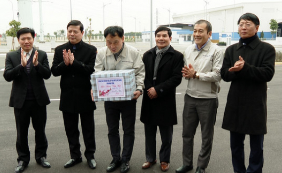 Ban D&acirc;n vận Tỉnh ủy, Ủy ban MTTQ Việt Nam tỉnh thăm, tặng qu&agrave; một số doanh nghiệp, c&ocirc;ng tr&igrave;nh, dự &aacute;n trọng t&acirc;m