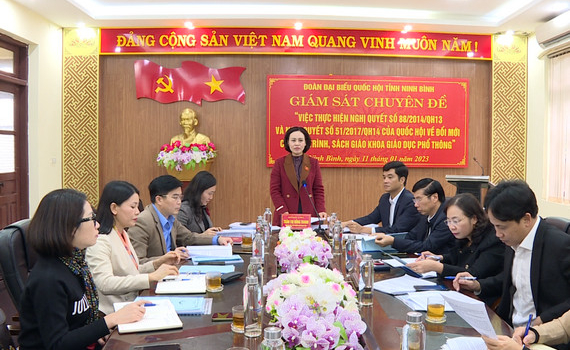 Đo&agrave;n gi&aacute;m s&aacute;t của đo&agrave;n ĐBQH tỉnh gi&aacute;m s&aacute;t chuy&ecirc;n đề về đổi mới chương tr&igrave;nh, s&aacute;ch gi&aacute;o khoa mới