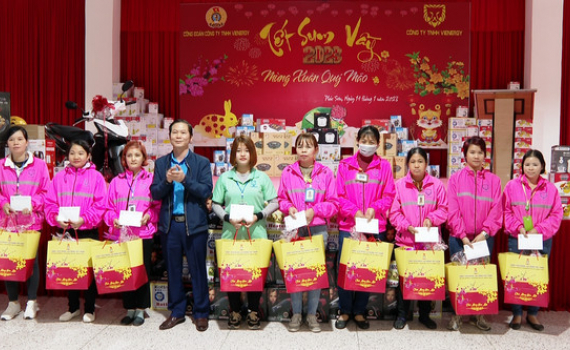 Tặng qu&agrave; Tết cho c&ocirc;ng nh&acirc;n lao động c&oacute; ho&agrave;n cảnh kh&oacute; khăn tại th&agrave;nh phố Ninh B&igrave;nh