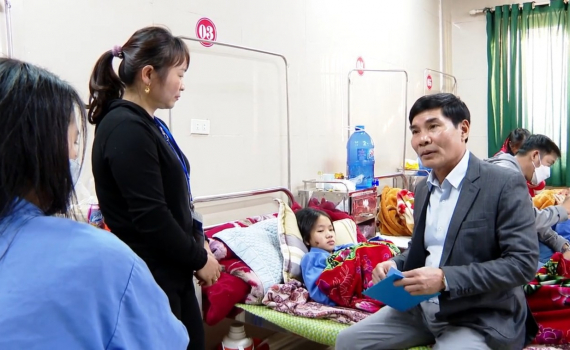 Đồng ch&iacute; Đỗ Việt Anh thăm, tặng qu&agrave; nạn nh&acirc;n bị tai nạn giao th&ocirc;ng