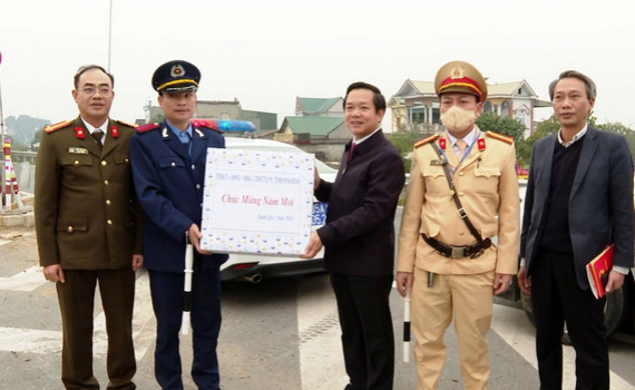 Đồng ch&iacute; Chủ tịch UBND tỉnh kiểm tra, động vi&ecirc;n lực lượng l&agrave;m nhiệm vụ điều tiết, ph&acirc;n luồng giao th&ocirc;ng