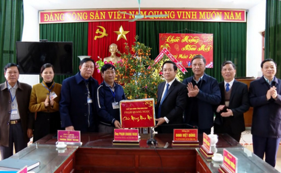 Đồng ch&iacute; Chủ tịch UBND tỉnh ch&uacute;c tết c&aacute;c x&atilde; sau khi s&aacute;p nhập ở Kim Sơn